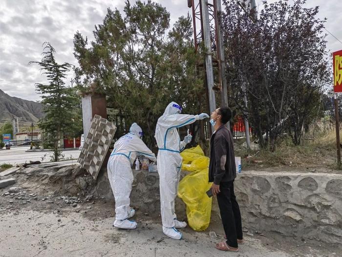 跨越4000公里、海拔4000米，宝山援藏医疗队员们说：疫情不退，我们不退！