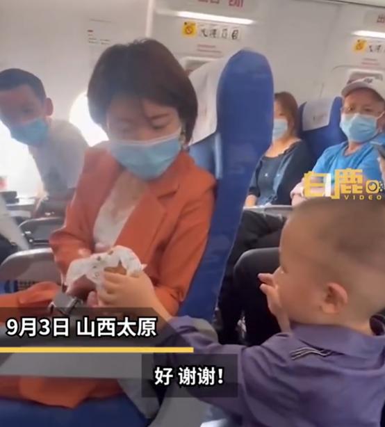 1岁半宝宝坐飞机，妈妈怕哭闹给同机乘客做了100份礼袋：有糖果、手绘便签和一副耳塞