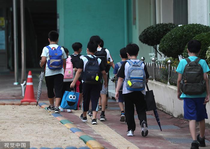 9月1日,韩国釜山,釜山南区牛岩小学的小学生们迎来开学第一天。(视觉中国)