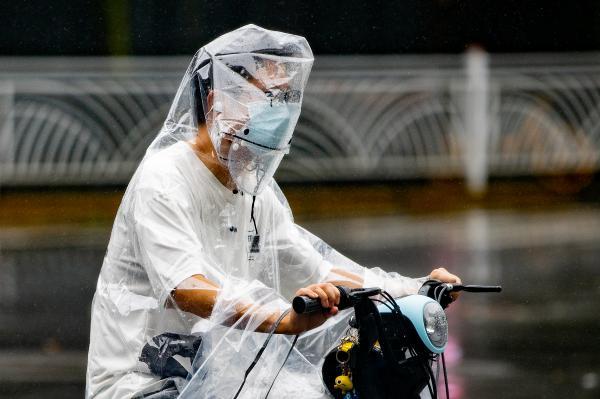 台风“轩岚诺”影响上海最强时段已经到来，市民冒雨出行