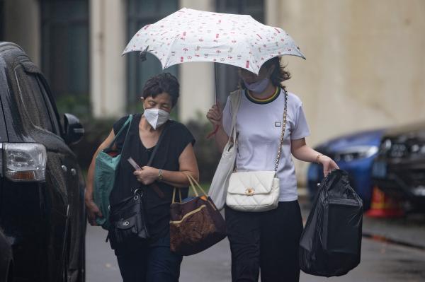 台风“轩岚诺”影响上海最强时段已经到来，市民冒雨出行