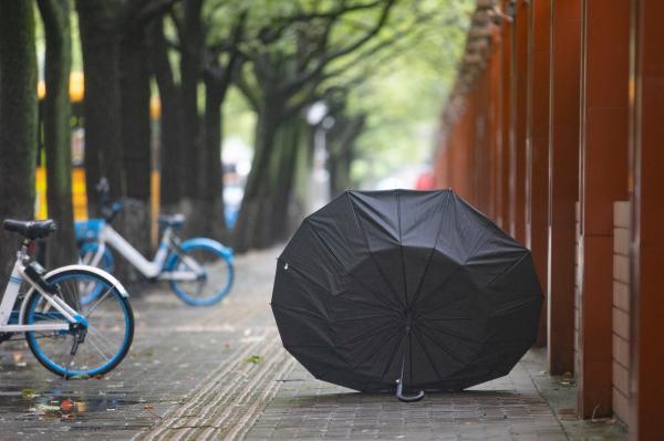 台风“轩岚诺”影响上海最强时段已经到来，市民冒雨出行