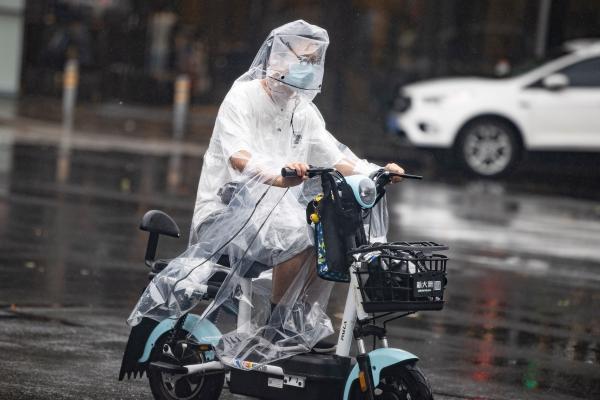 台风“轩岚诺”影响上海最强时段已经到来，市民冒雨出行