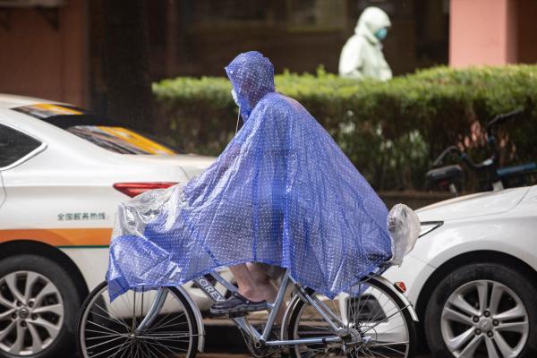 台风“轩岚诺”影响上海最强时段已经到来，市民冒雨出行