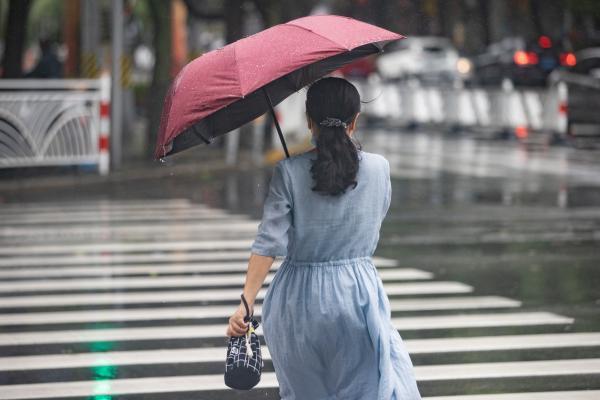 台风“轩岚诺”影响上海最强时段已经到来，市民冒雨出行