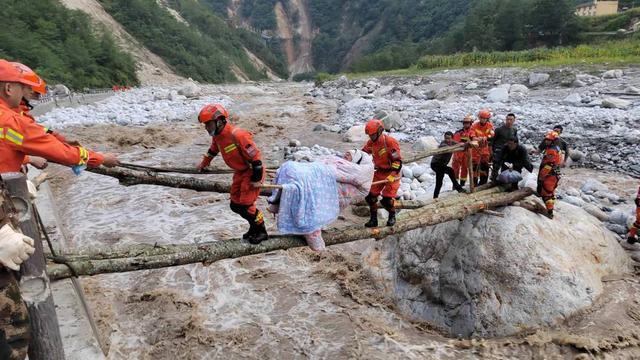 用树木在河上搭起横桥 四川森林消防员在震中紧急转移伤员丨泸定6.8级地震