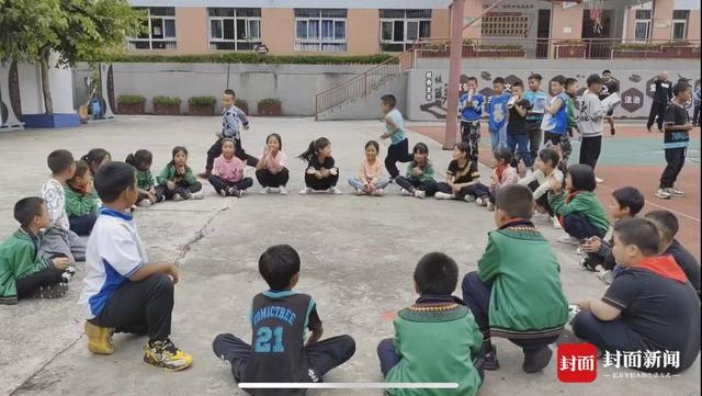 图集｜直击受地震影响的雅安石棉县：应急场所避险 学生和病人安全撤离丨泸定6.8级地震