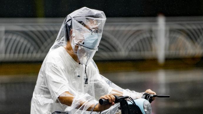 台风“轩岚诺”影响上海最强时段已经到来，市民冒雨出行