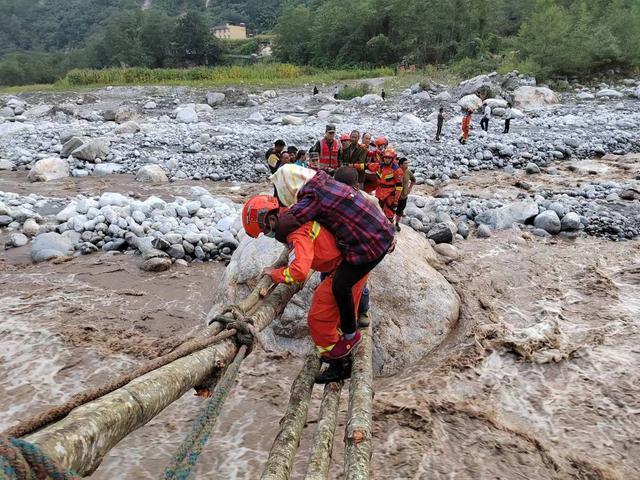 用树木在河上搭起横桥 四川森林消防员在震中紧急转移伤员丨泸定6.8级地震