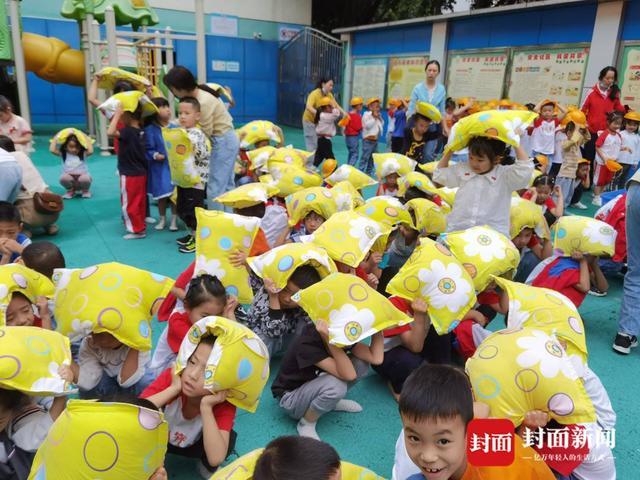 图集｜直击受地震影响的雅安石棉县：应急场所避险 学生和病人安全撤离丨泸定6.8级地震