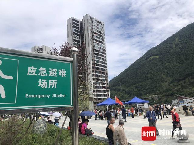 图集｜直击受地震影响的雅安石棉县：应急场所避险 学生和病人安全撤离丨泸定6.8级地震