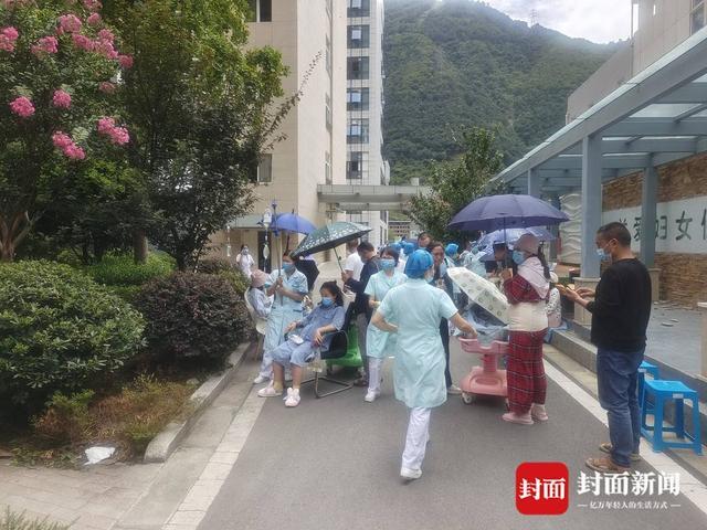 图集｜直击受地震影响的雅安石棉县：应急场所避险 学生和病人安全撤离丨泸定6.8级地震