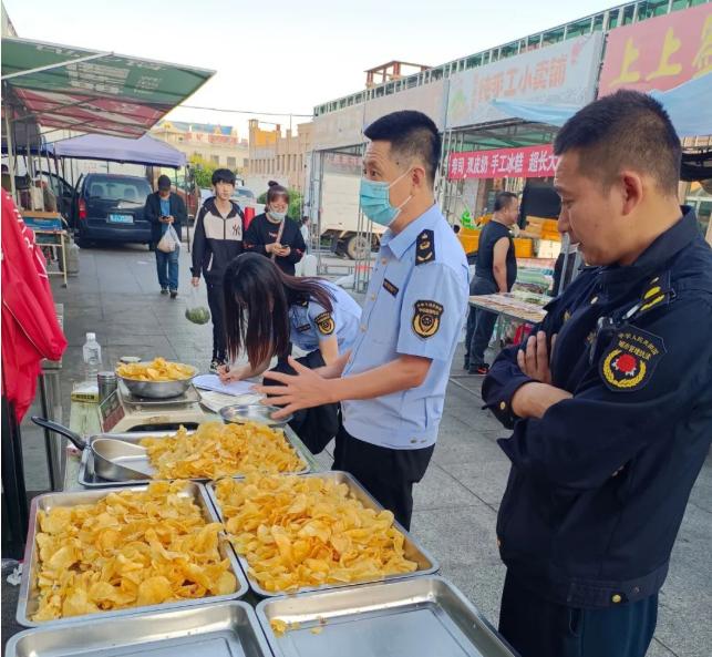 黑龙江省双鸭山市：联合检查，护航夜市摊点食品安全