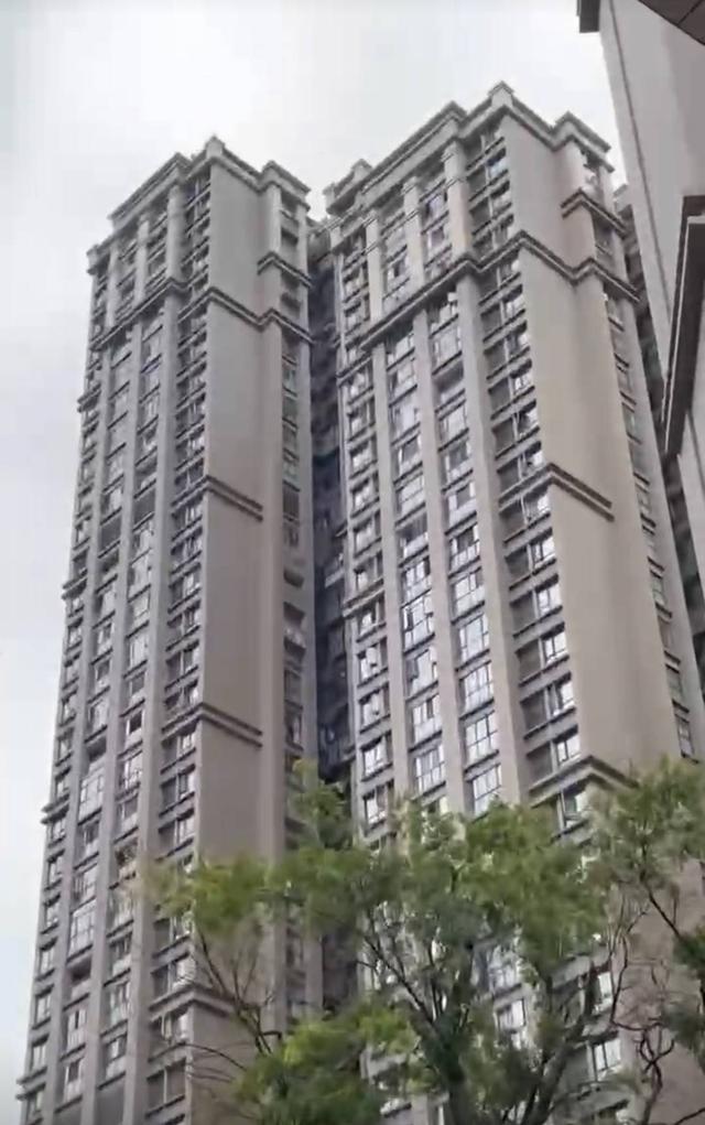 云辟谣｜网传成都温江“楼都摇歪了”？住建部门回应：该楼栋变形缝完好 无结构安全隐患