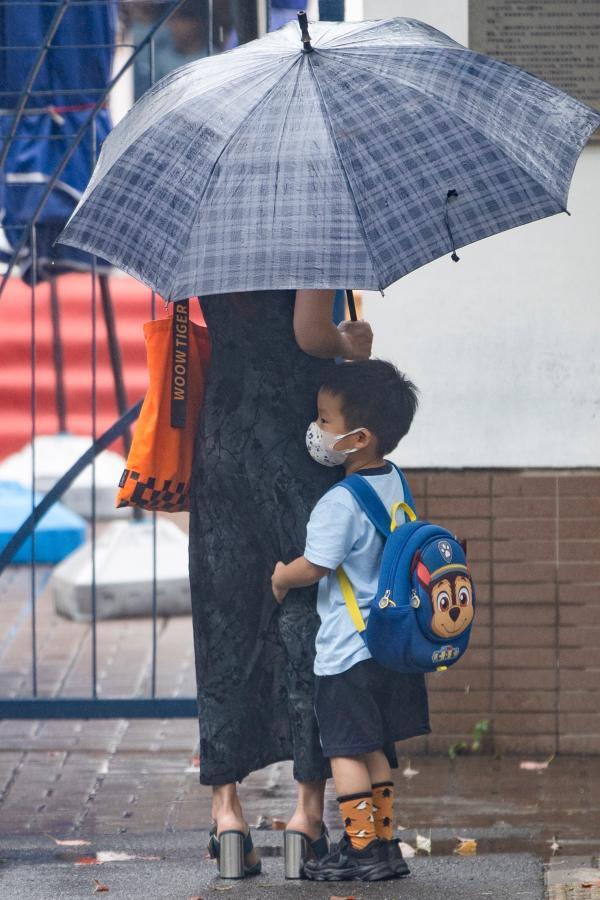 台风“轩岚诺”影响上海最强时段已经到来，市民冒雨出行