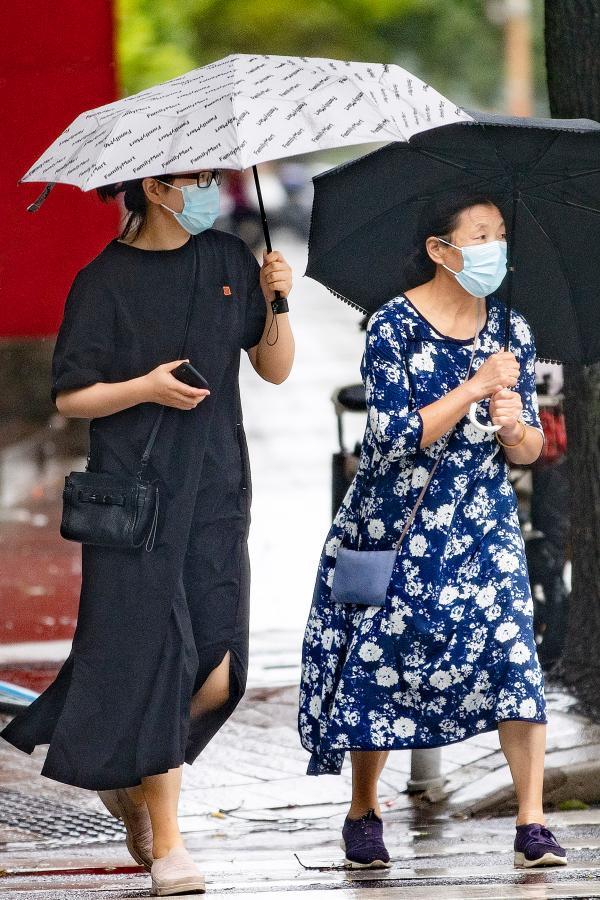 台风“轩岚诺”影响上海最强时段已经到来，市民冒雨出行