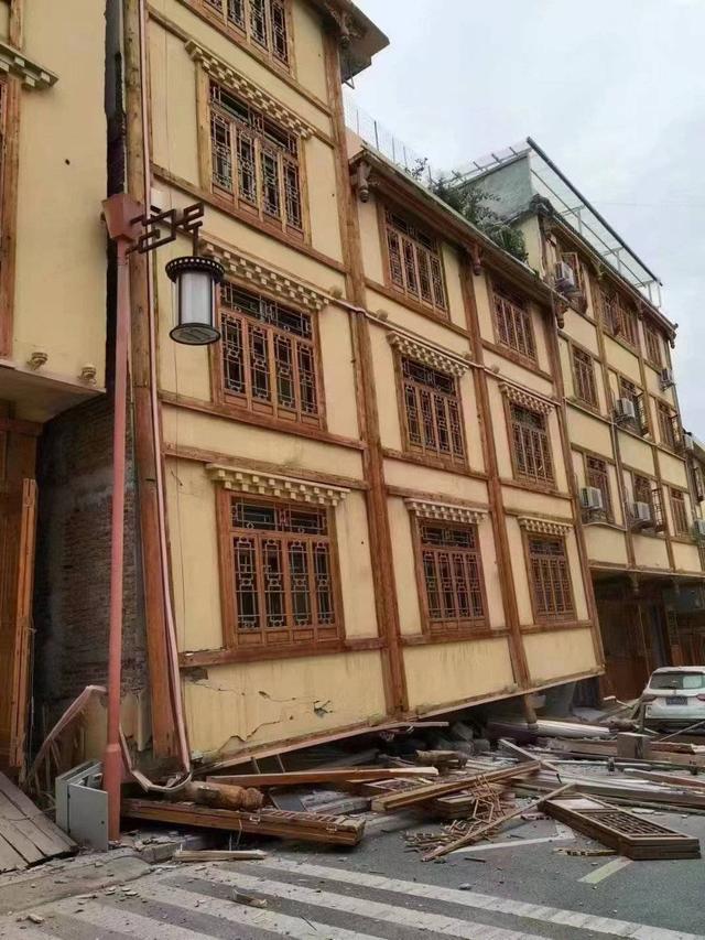 对话海螺沟景区受灾酒店店主：六层楼垮塌 店内四人被埋丨泸定6.8级地震