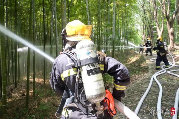 松江佘山“起火”，浓烟滚滚，消防出动了直升机和灭火机器人……