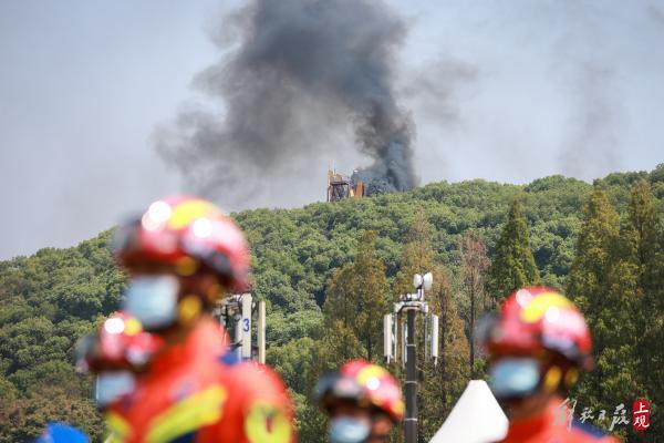 松江佘山“起火”，浓烟滚滚，消防出动了直升机和灭火机器人……