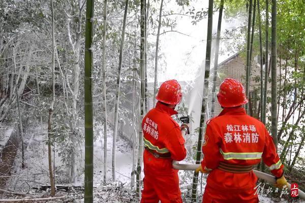 松江佘山“起火”，浓烟滚滚，消防出动了直升机和灭火机器人……