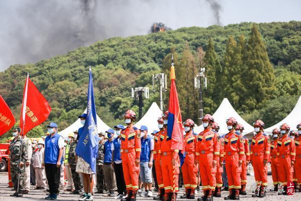 松江佘山“起火”，浓烟滚滚，消防出动了直升机和灭火机器人……