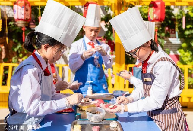 呼和浩特：小学生体验民俗文化喜迎中秋