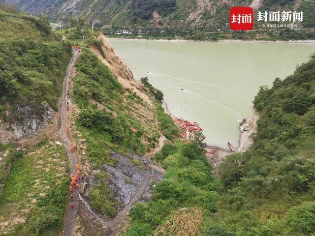 绳为引步为尺 击长空渡激流 废墟与“孤岛”上的一抹“橘红色”｜“9·5”泸定地震