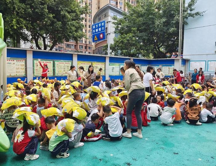 “泸定地震瞬间幼师逆行冲向孩子们”视频刷屏，总有平凡英雄用生命守护生命