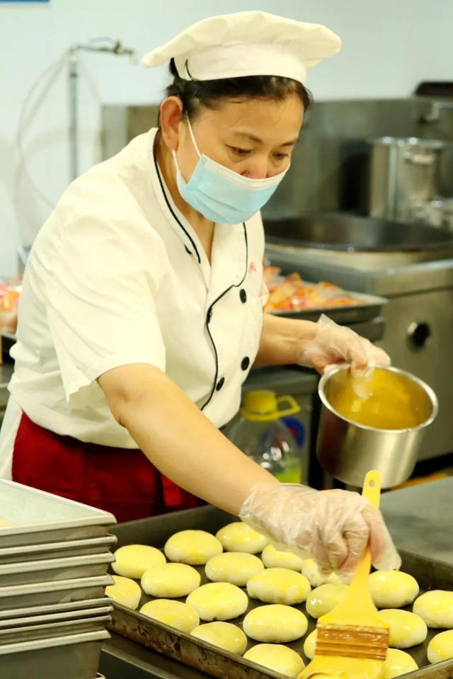 神仙生产线！华东师大香喷喷的“幸福之花”月饼出炉啦