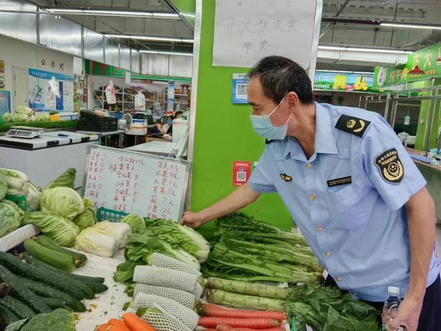 从早到晚“扫”市场 因为有他们，成都各地的“菜篮子”都很稳「齐心战疫 成都得行」