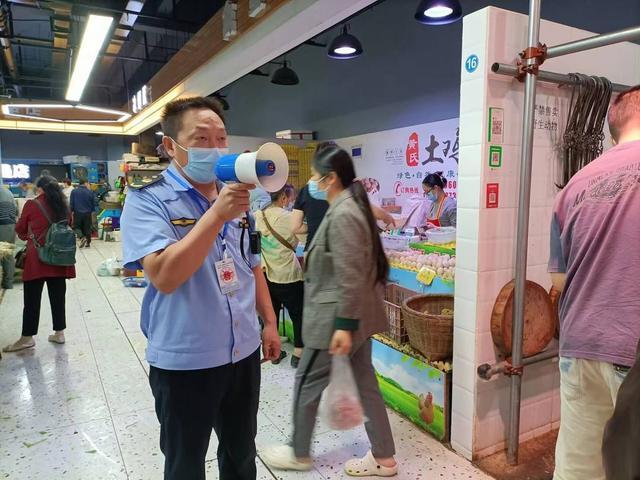 从早到晚“扫”市场 因为有他们，成都各地的“菜篮子”都很稳「齐心战疫 成都得行」