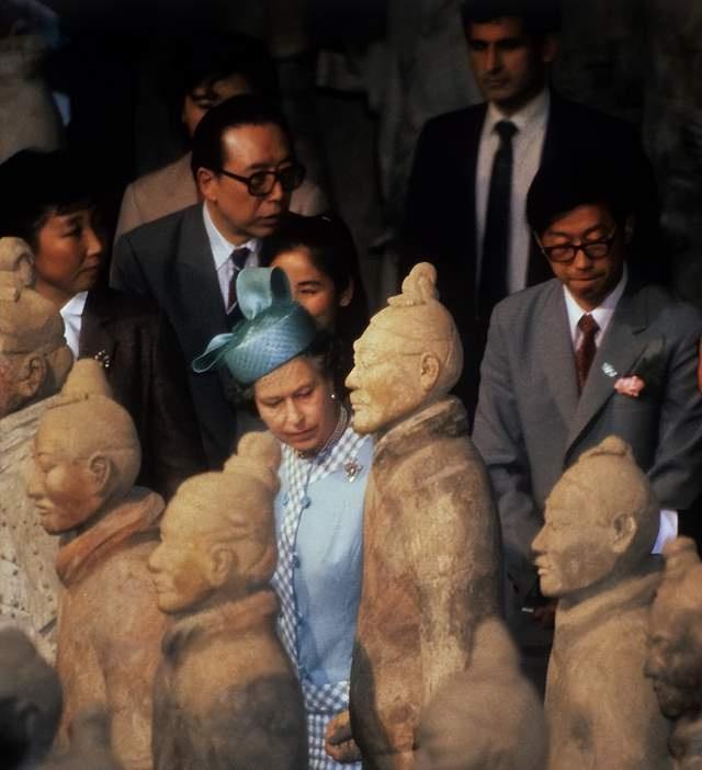 英国女王是首位访问中国的英国君主，曾登上长城感慨兵马俑