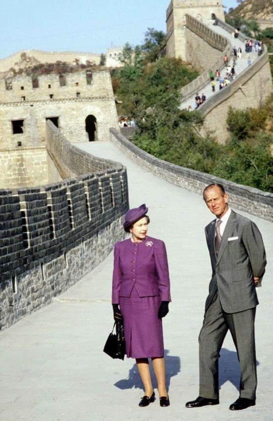 英国女王是首位访问中国的英国君主，曾登上长城感慨兵马俑