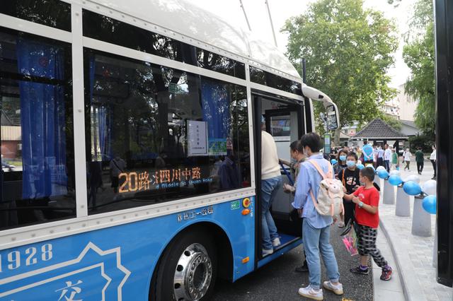 上海百年线路20路老车型退役，复古新车吸引市民打卡，“小辫子”还在吗？