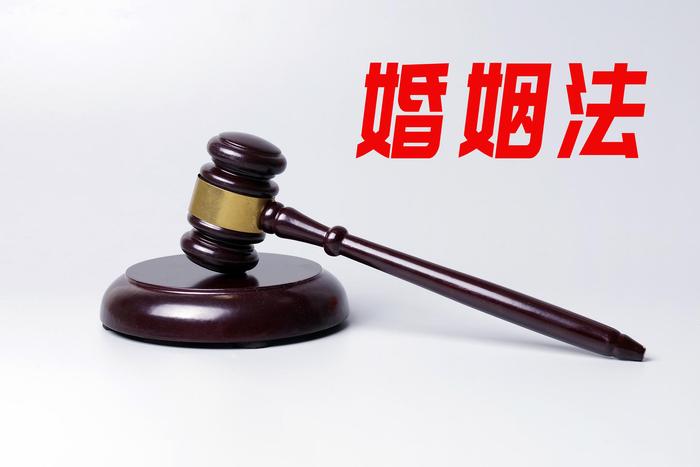 已婚母亲与00后生子被判重婚罪 网友热议：为啥有男性养小三生子不判？律师这样说