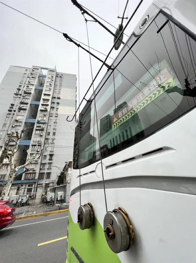上海百年线路20路老车型退役，复古新车吸引市民打卡，“小辫子”还在吗？