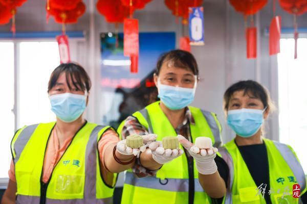 做月饼、赏花灯、猜灯谜……上海建设者工地上欢度中秋佳节