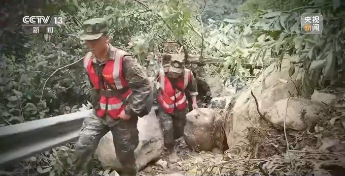 一条条生命通道逐步恢复 这些瞬间记录泸定地震灾区救援