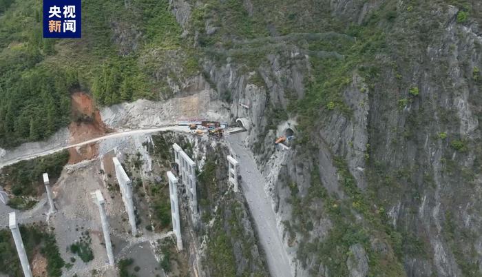 重庆最高桥隧比高速公路首座特长隧道贯通