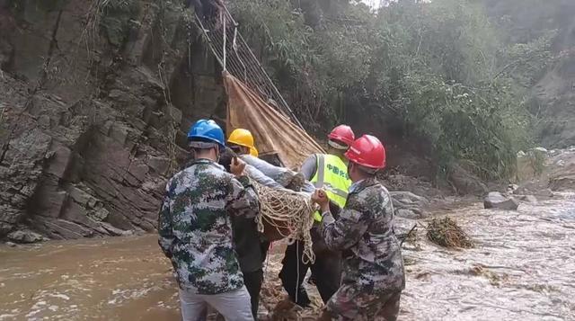 突击队帮村民抢通道路 他最大的心愿是一起吃顿团圆饭｜“9·5”泸定地震