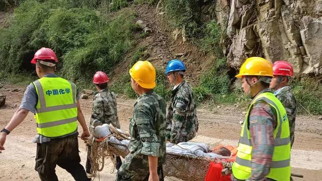 突击队帮村民抢通道路 他最大的心愿是一起吃顿团圆饭｜“9·5”泸定地震