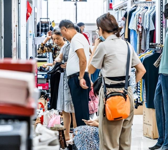 服装市场不断饱和，拉夏贝尔面对此情况，销售直营采取了什么方法