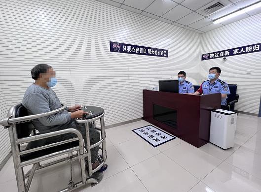 警探号丨男子包里装着10把刀进北京西站 被铁警拘留7天