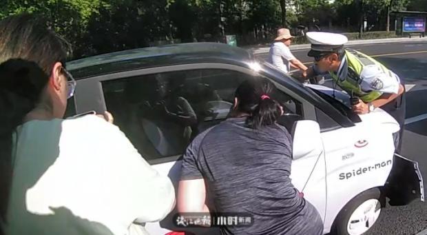 杭城5岁男童被困车内，吓到大哭！5分钟后神奇自救，多亏……