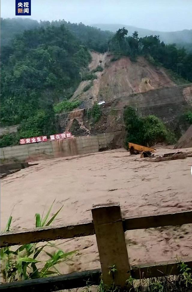 云南绿春突发泥石流灾害导致人员失联，有泥罐车、工程车等重型车辆被冲走