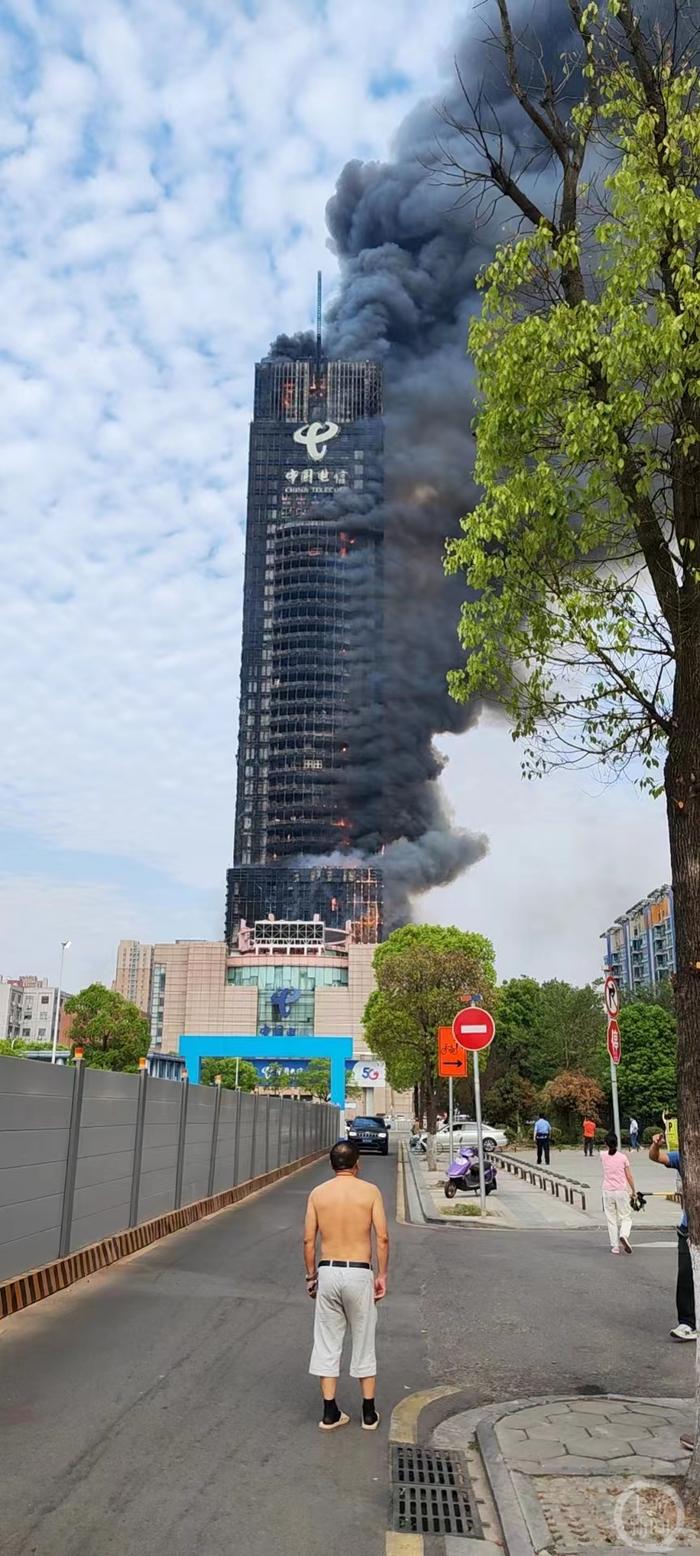 长沙电信大厦失火暂未发现人员伤亡 现场有余火部分电信用户手机通讯受影响