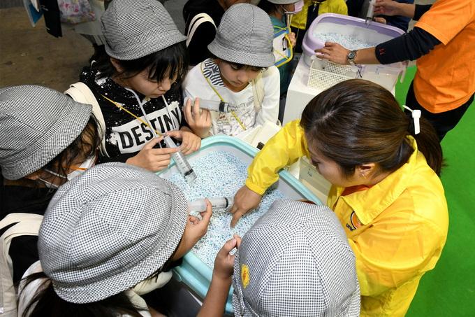 太坏了！日本一女老师往小学生午餐里倒漂白剂，疑因未连任班主任而不满