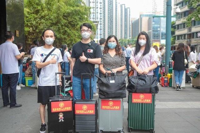 风雨同舟 感谢有你 成都市锦江区干部群众欢送前来支援的医护人员返程