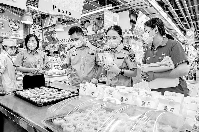 江苏省靖江市市场监管局执法人员深入大型商超检查食品销售台账和票据