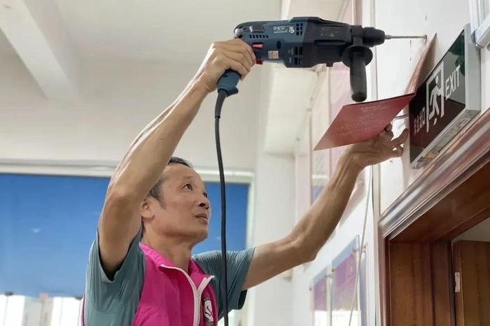 给力！珠海这社区的老党员化身“油漆工”、志愿者变身“电工”！